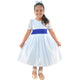 Vestido de graduación para niños: Blanco con detalles en azul real.